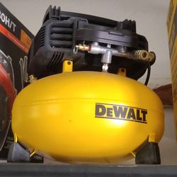 DEWALT Pancake Air Compressor, 6 Gallon, 165 PSI (DWFP55126)