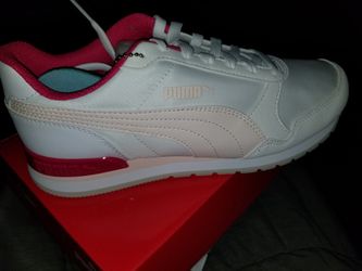 Women's Pumas sz 7.5