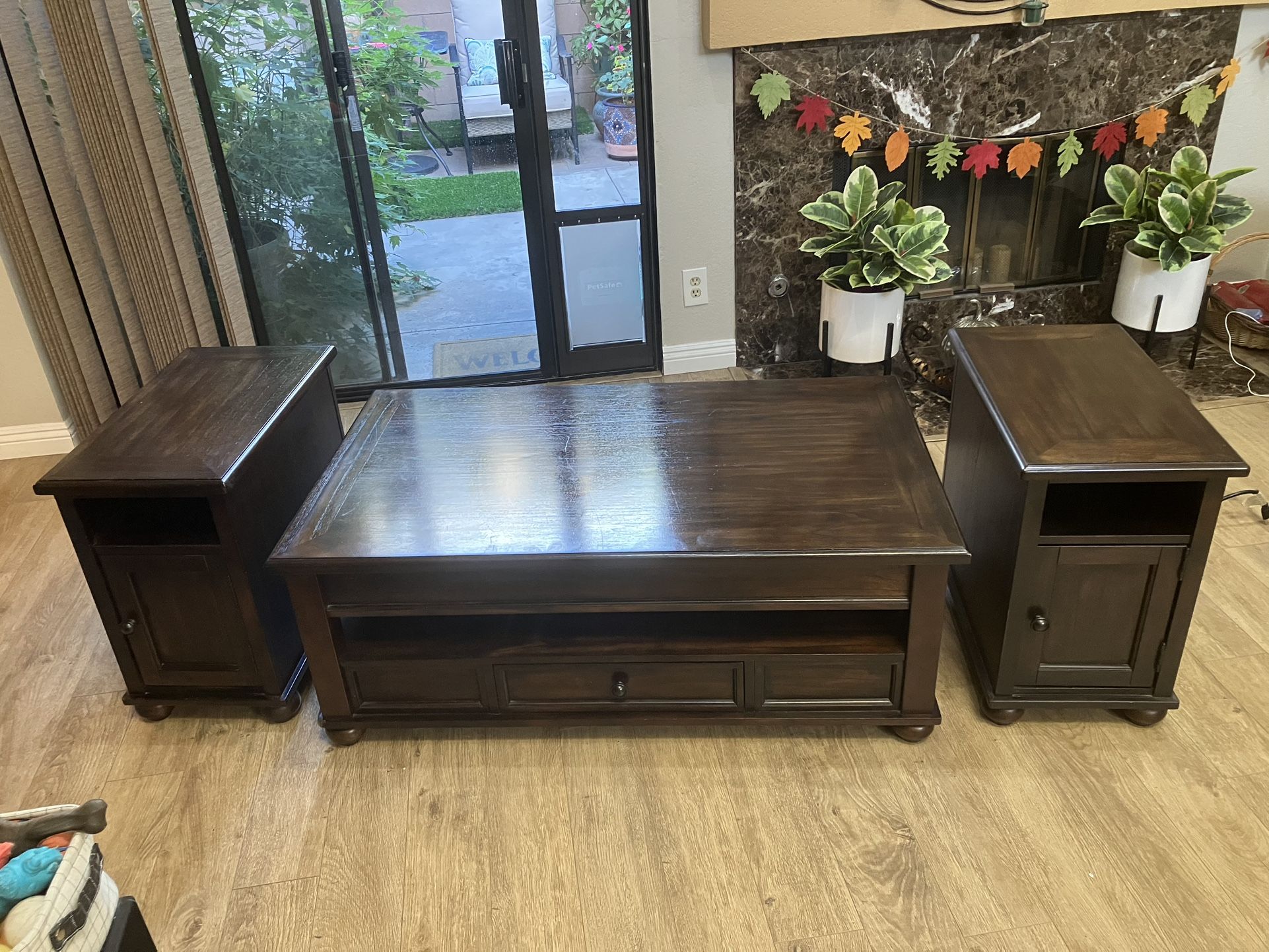 Lift Top Coffee table And 2 Matching End Table