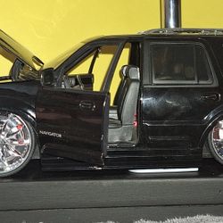 COSTUME TABLE LAMP WIHT LINCOLN NAVEGATOR,WIHT LED LIGHTS  IN THE RIMS IN THE BACK ANDTHE  FRONT