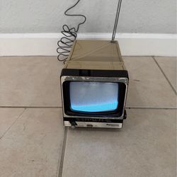 1984 Panasonic Model TR-5111T Black & White Portable. Working