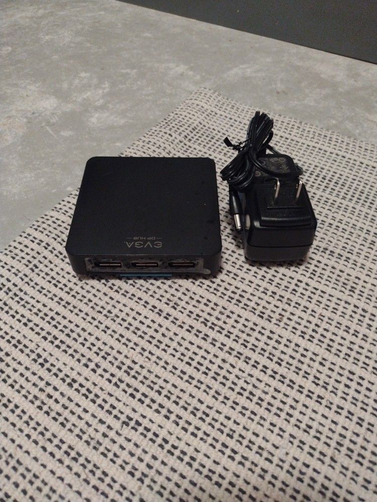 Display port hub