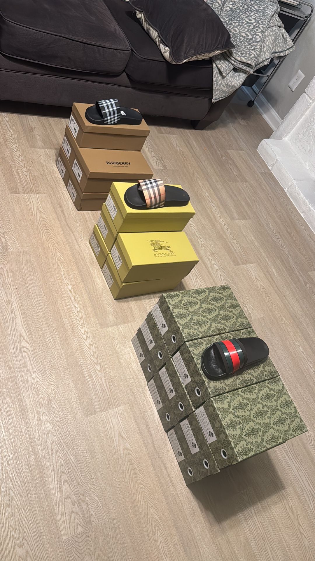 Slides Burberry And Gucci.