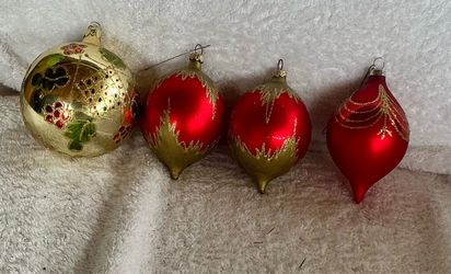 Red & Gold Christmas Ornament Set ā 4 Elegant Holiday Ornaments