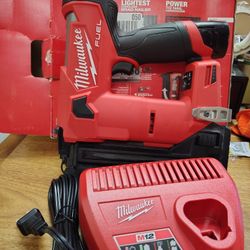 Milwaukee 18 ga Finish Nailer With Battery And Charger