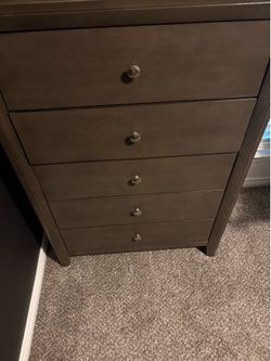 Full size bed & dresser