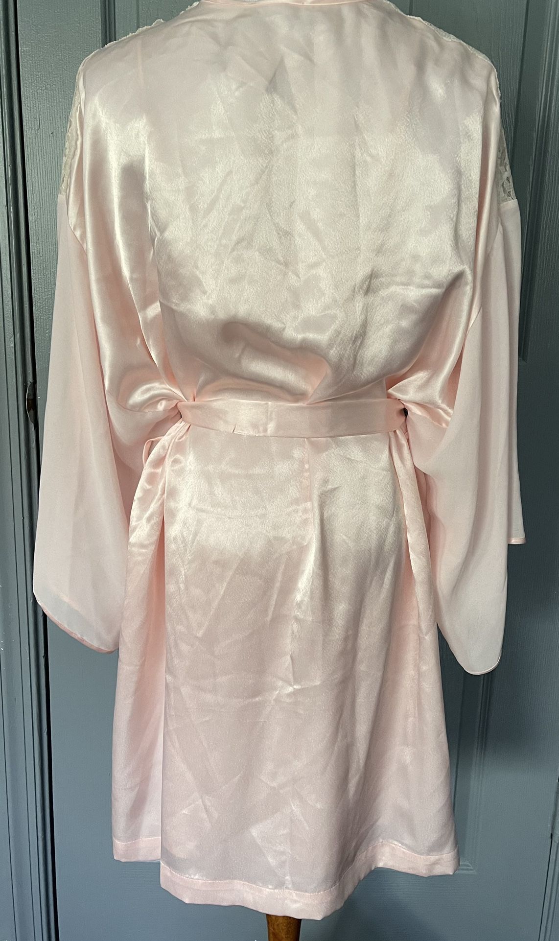 Val.Mode Silky Satin Pink Floral Embroidered Vintage Kimono Robe & Nightgown Set.