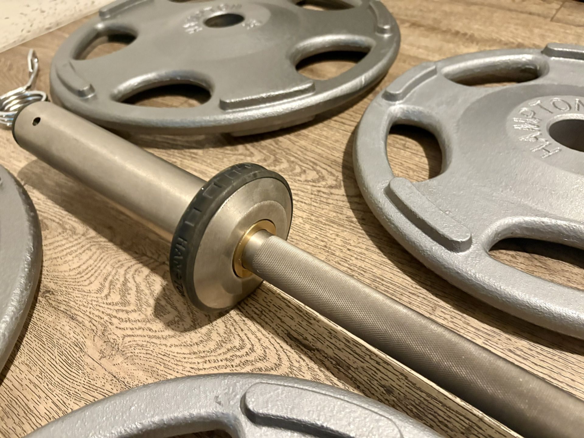 Hampton Olympic Weight Plates Full Set (45s to 2.5s) In New Condition (reconditioned) Plus Hampton 6ft Bar. Total: 283 lbs.