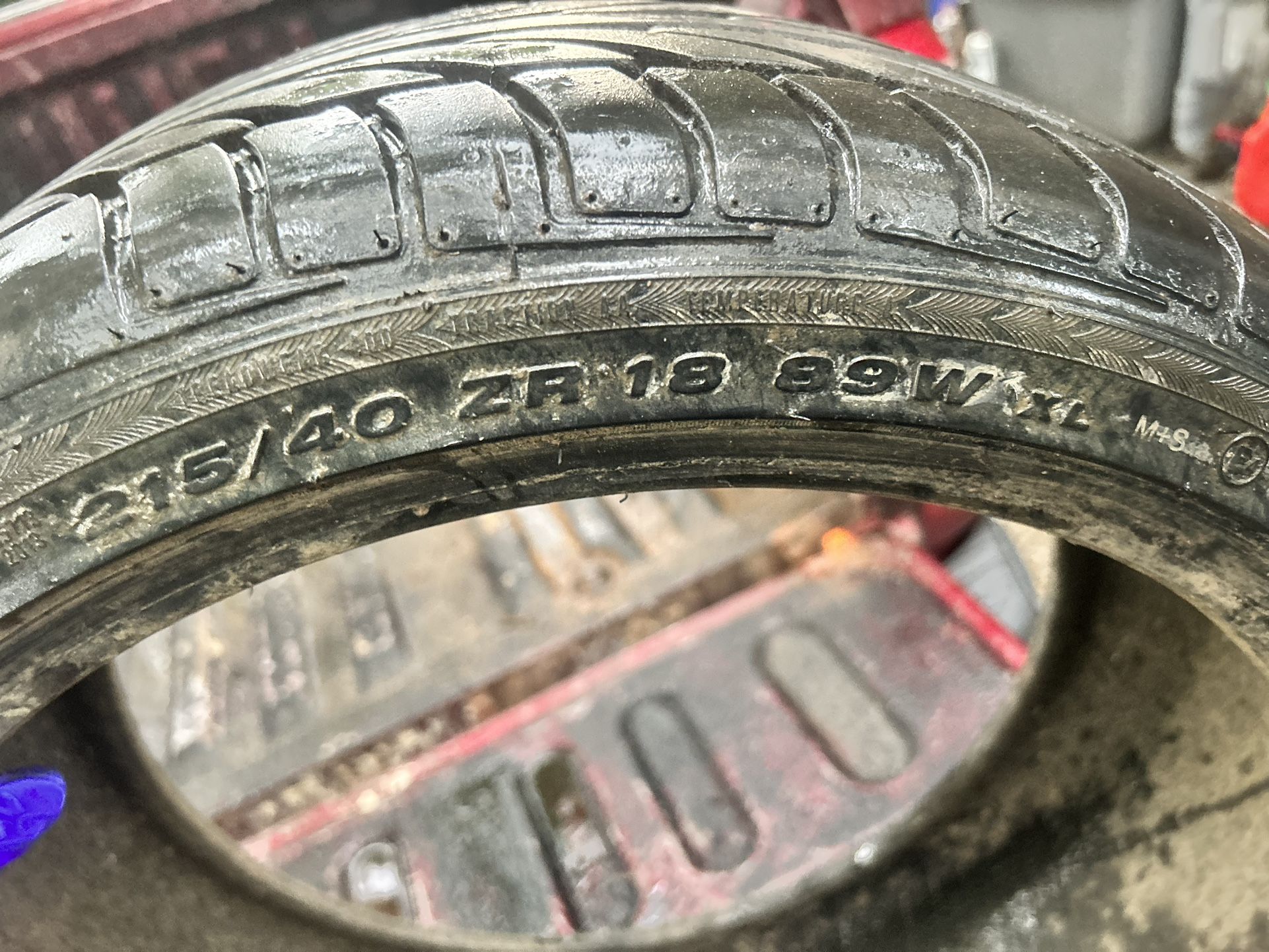 215/40 R18
