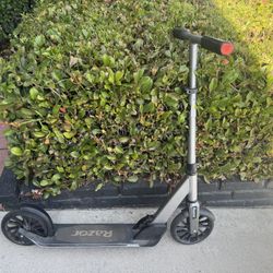 Razor Kick Scooter – Smooth Ride, Good Condition