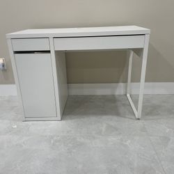 White Women’s Vanity Desk 