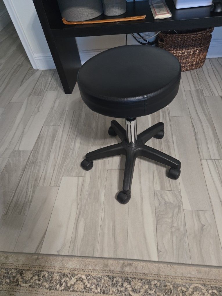Stool W Wheels