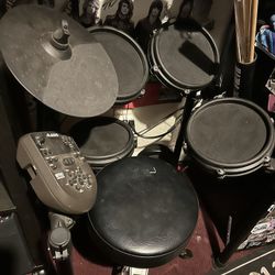 Alesis Nitro Mesh Kit 8 Piece Electronic Drum Set