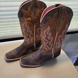   Women’s ARIAT boots 