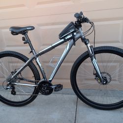 29"x2.0.  2017 SPECIALIZED HARDROCK MENS MOUNTAIN BIKE. (M). FRESHLY TUNE UP EXCELLLENT CONDITION 👌🏼