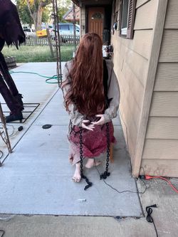 ANIMATED RISING POSSESSED WOMAN HALLOWEEN PROP