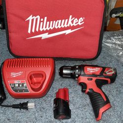 Milwaukee M12 12V Lithium-Ion Cordless 3/8 in. Drill/Driver Kit with (1) 1.5 Ah Battery , Charger and Tool Bag