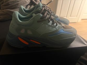 Yeezy 700 “Faded Azure” Size 9.5