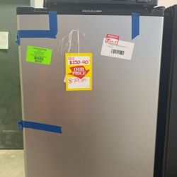 Frigidaire FFPE3322UM mini fridge