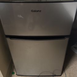 Galanz mini Fridge