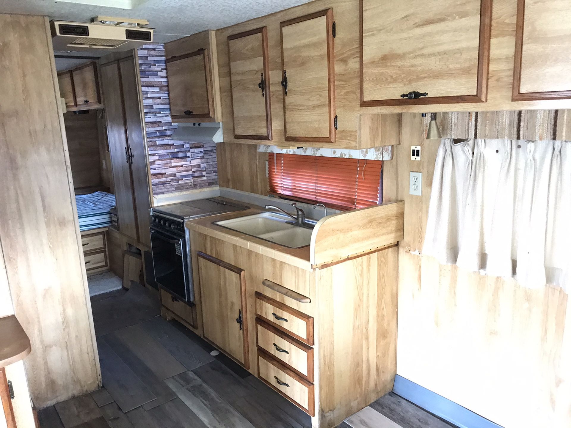 Fully Functional / Clean and Livable 1984 27 ft ALFA Travel Trailer. Dual entrance. New floor!. Remodeled!. Delivery ok!.😎🤙🏼