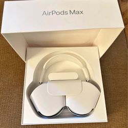 White AppIe AirPods Maxes 