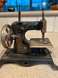 Mini Vintage Sewing machine