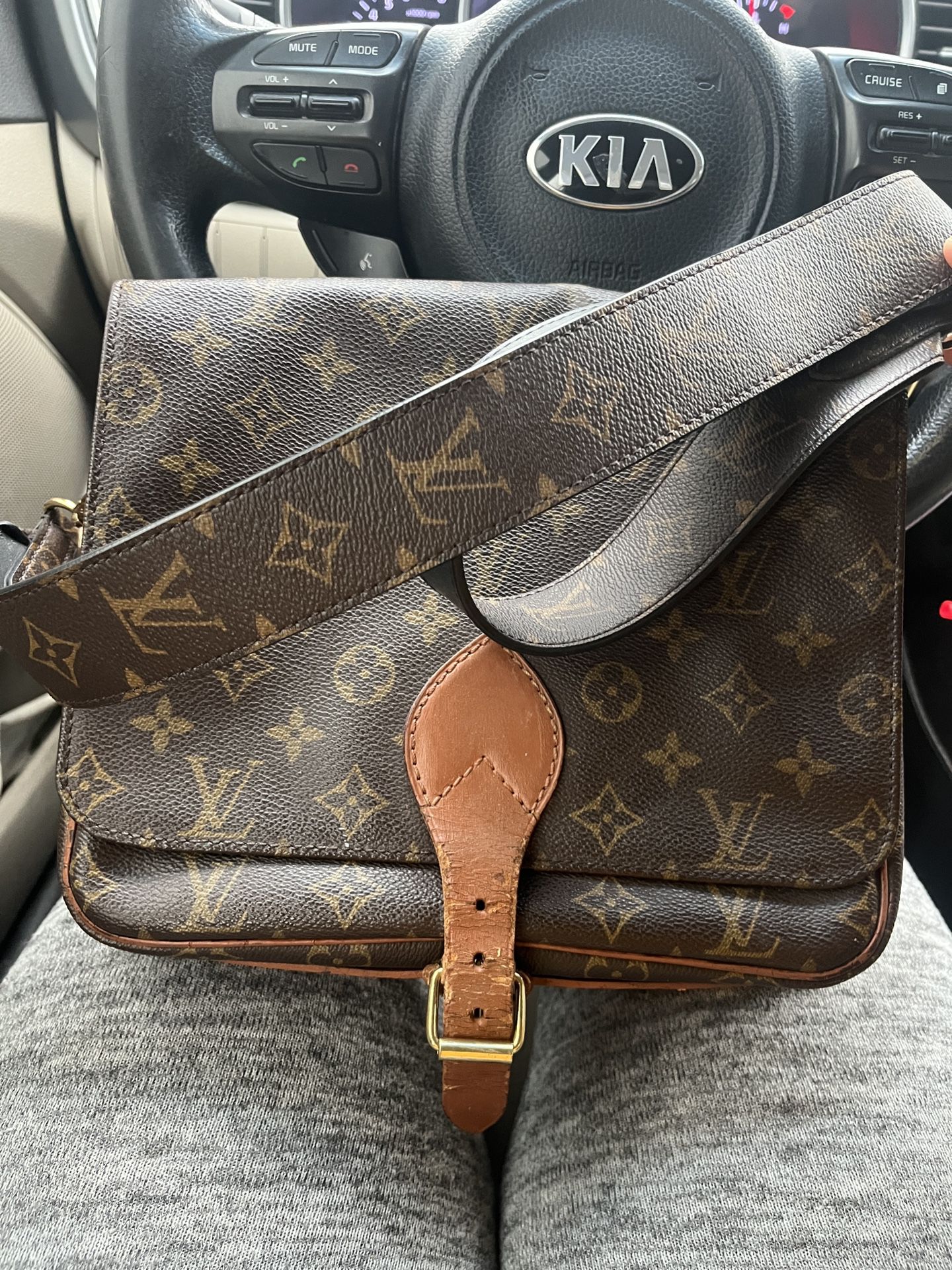 Louis Vuitton Crossbody Bag for Sale in Cincinnati, OH - OfferUp
