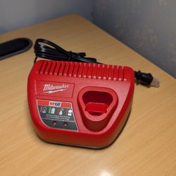 Milwaukee M12 Battery Charger
