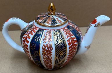 Classic Meissen Victoria and Albert Museum Small Fine Bone China Teapot