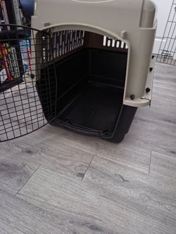 Top paw dog kennel - barely used