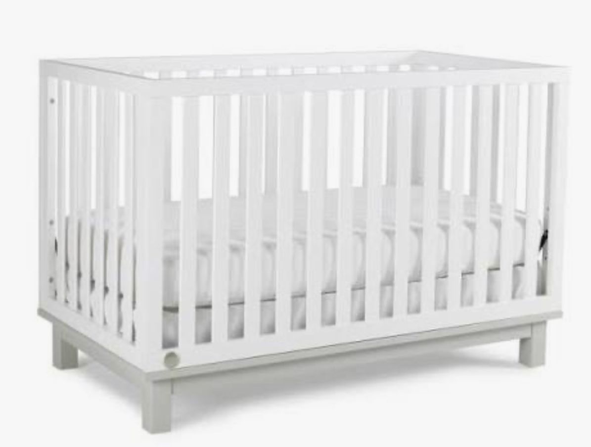 Fisher price crib w/mattress and fitted sheet