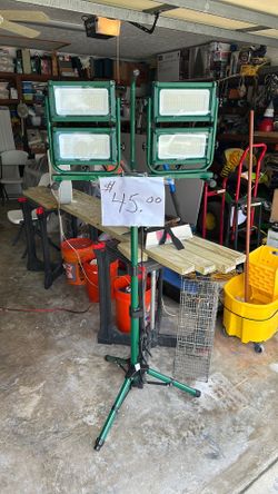 4 LED Fixtures with telescopic stand