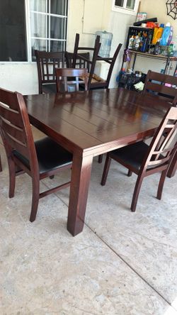Dining table and 4 Chairs