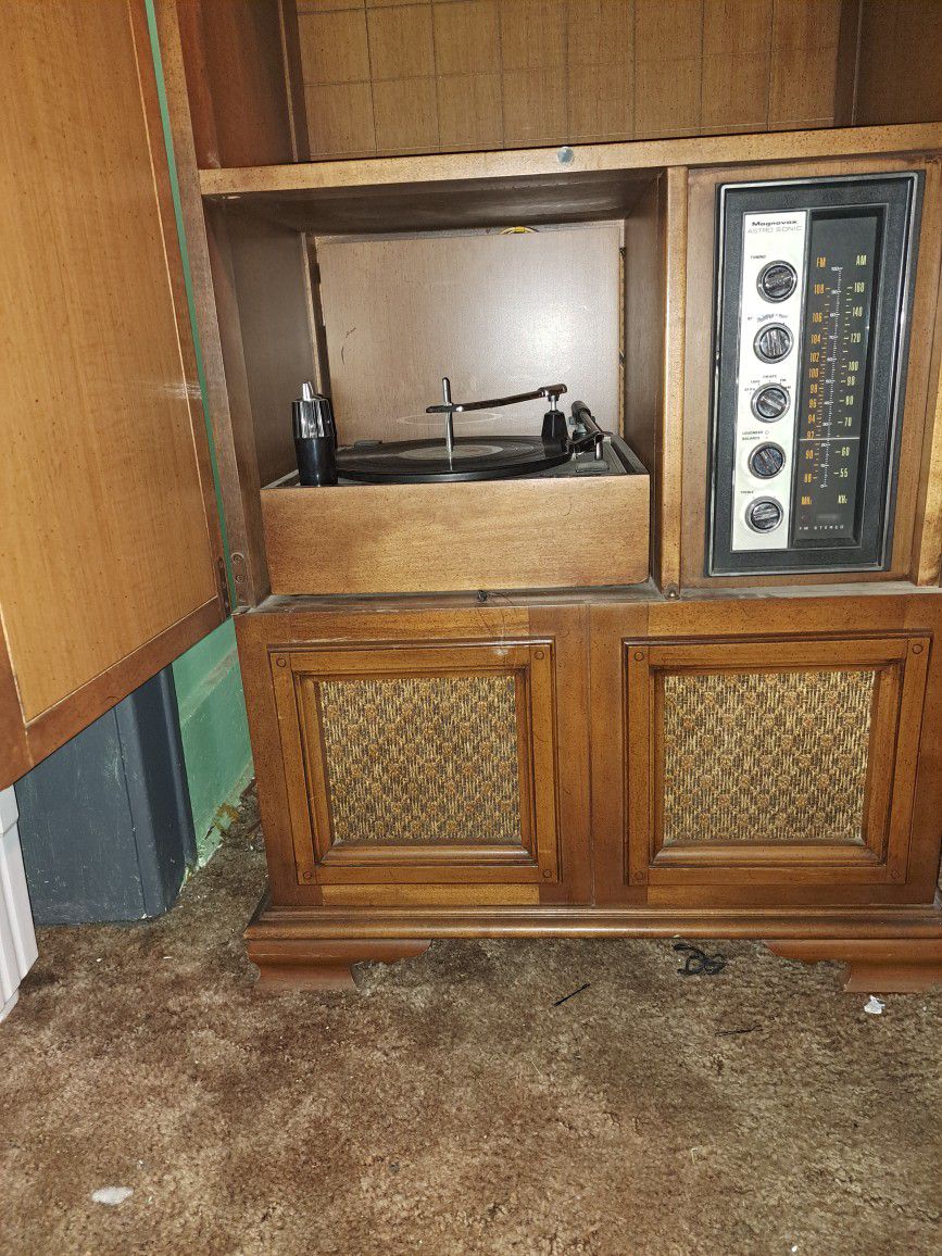 Antique Cabinet Stereo Turntable ( MAGNAVOX )