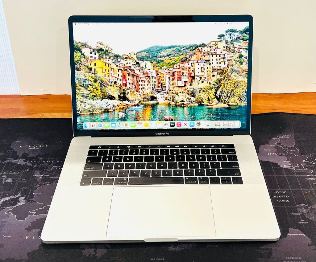 MacBook Pro 15” 2018 CORE i9 32GB RAM 1TB SSD