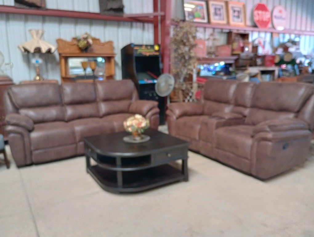 Living Room Sets / Sofas / Recliners 