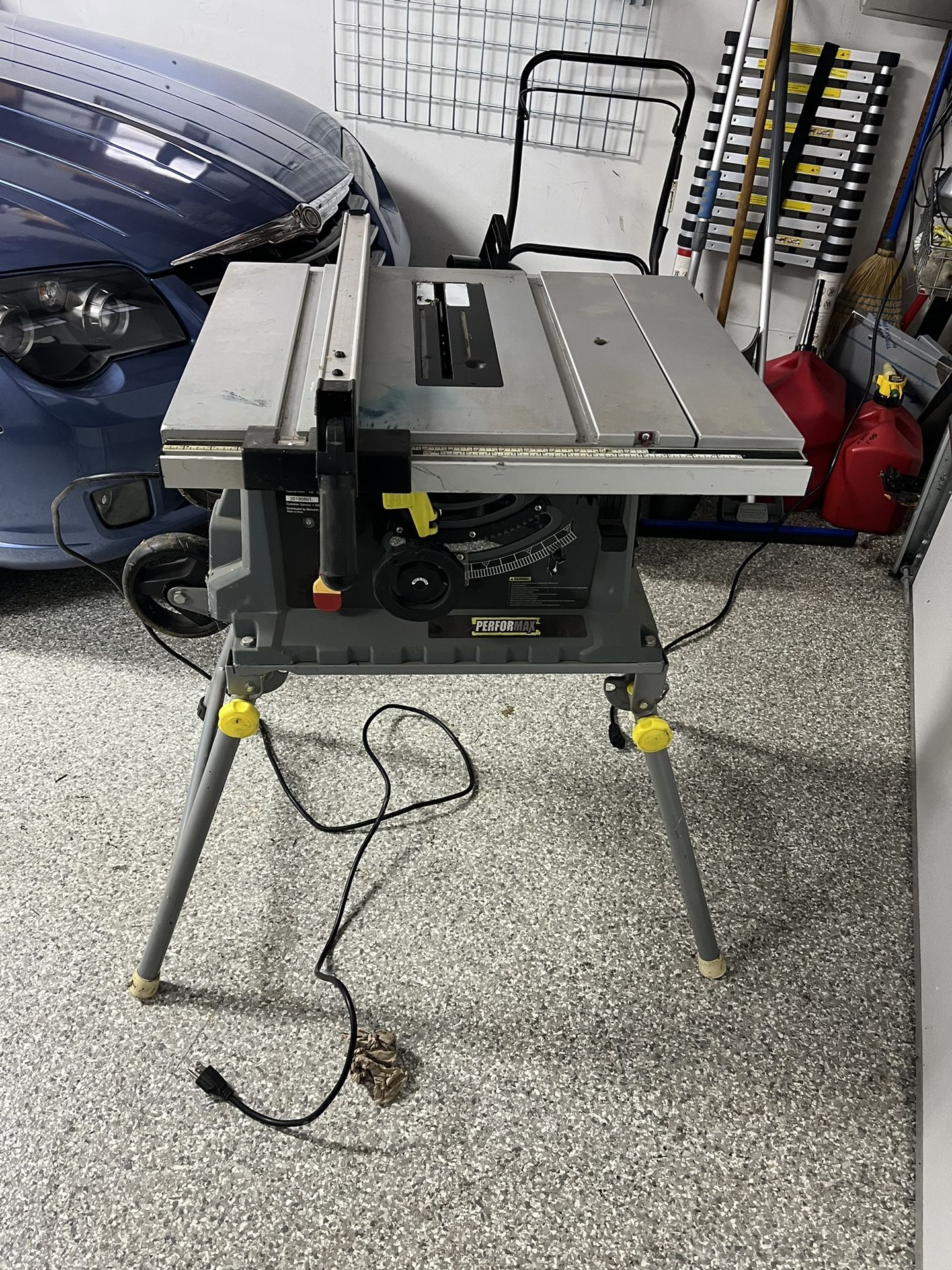 Table Saw With Folding Stand 