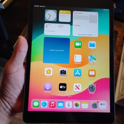 APPLE I PAD 9 ..64 GIGS 