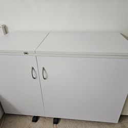 Sewing table with hydraulic lift