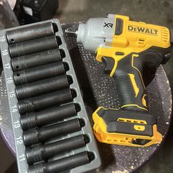 Snap on  tools  Dewalt  impact  1/2  snap on  sockets 10/19  tray is not included   1/2  inch  sockets  and  impact