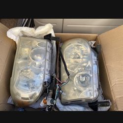 2010 Toyota Tundra Headlights 1 Taillight 