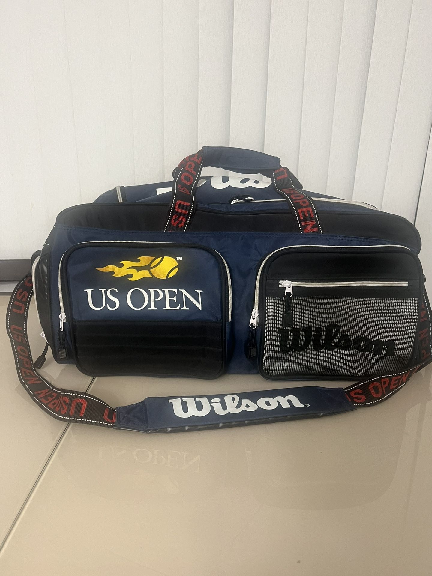 Wilson US OPEN Tennis Vintage Duffle Bag Shoulder Strap Gym Black Navy Blue. Pre owned in good condition with some minor cosmetic blemishes. These cos