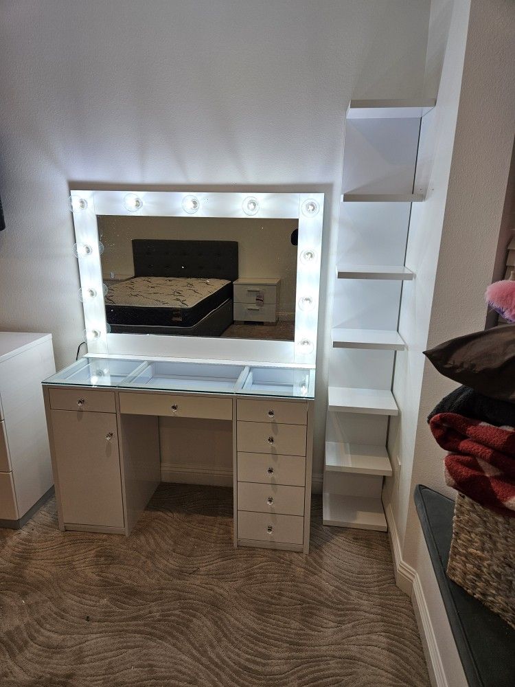 Brand New Vanity SET W/ XL Mirrir Clear LIGHT builbs $599
