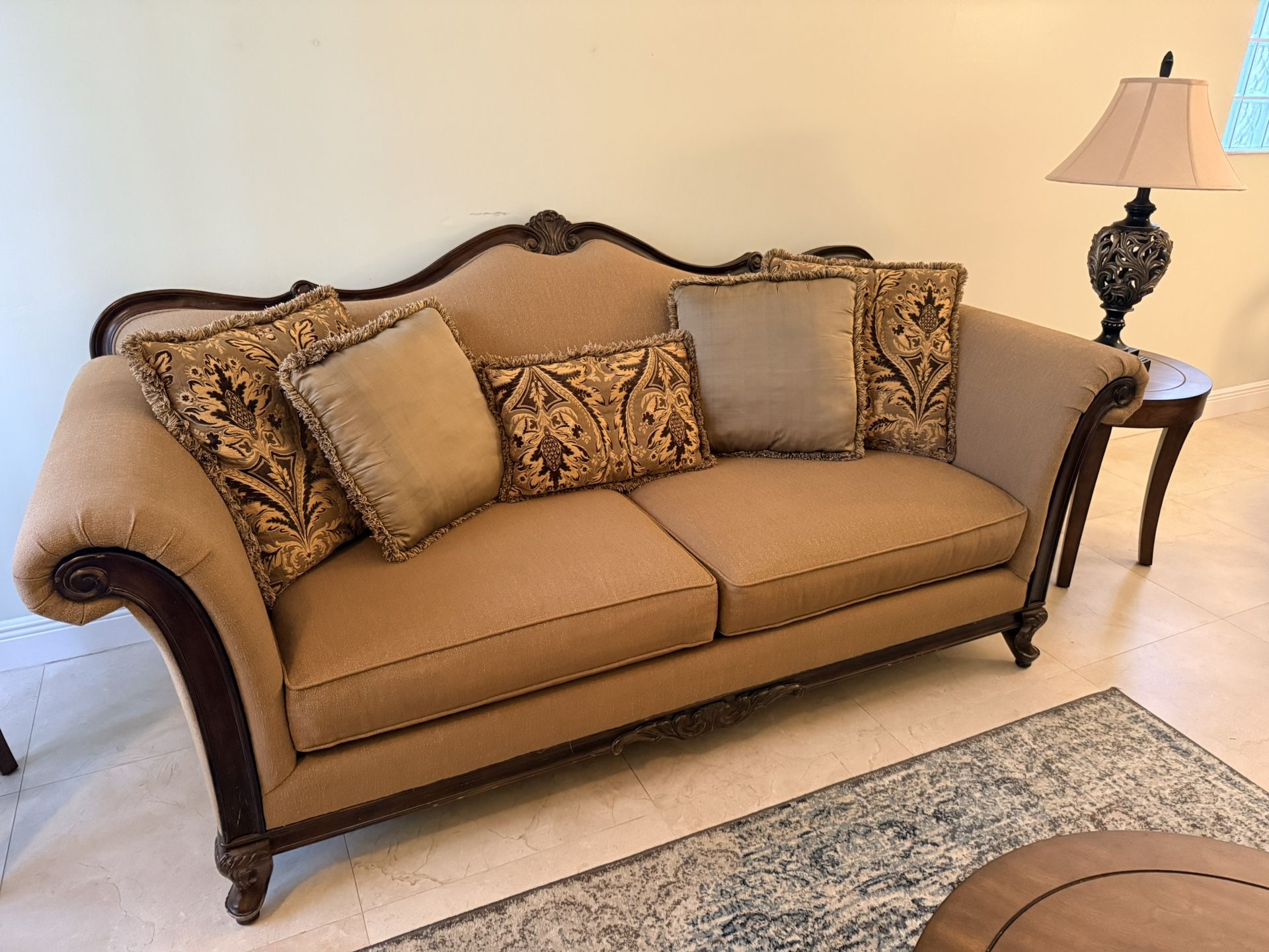 Lovely sofa and 2 large arm chairs