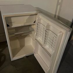 Mini refrigerator