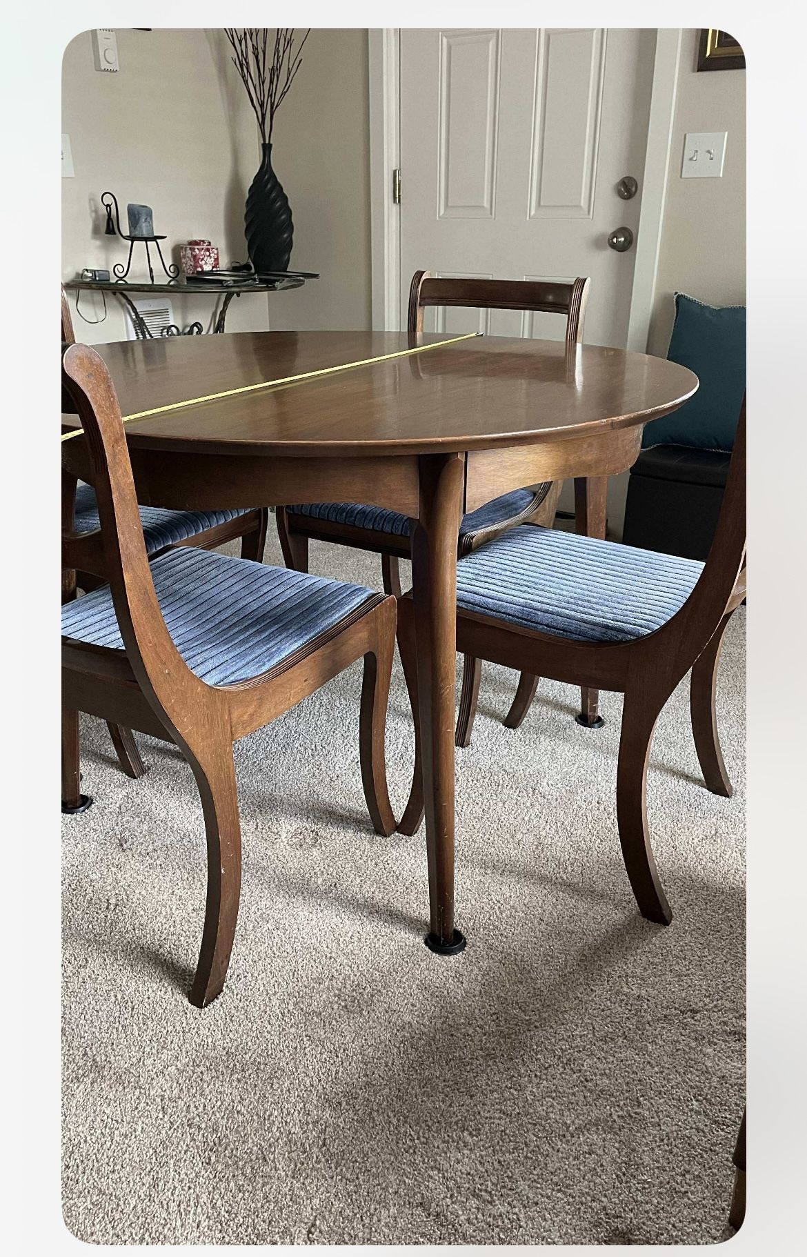 44” Round Dining Table With 4 Chairs 
