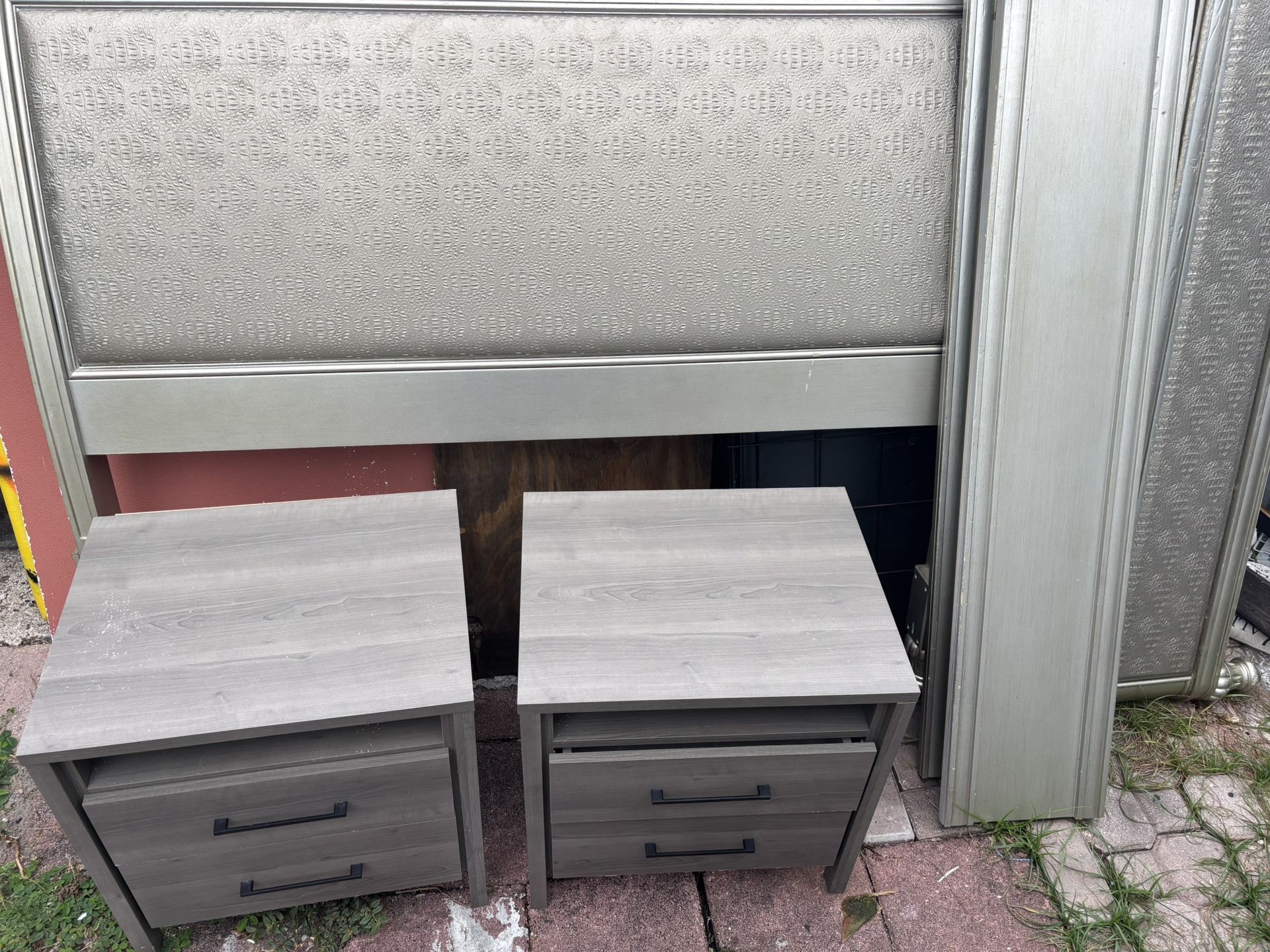queen bed whit end table