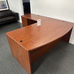 6’ x 7.5’ L-Desk Bow-Front