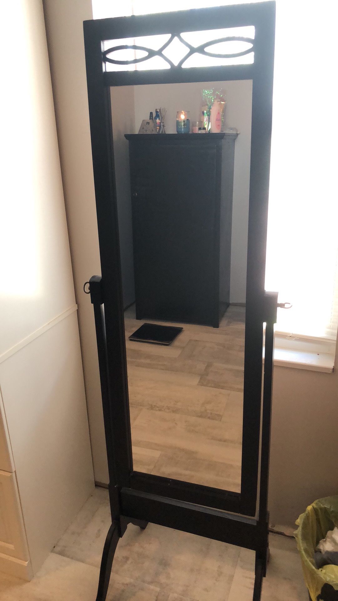 Tilting mirror stand